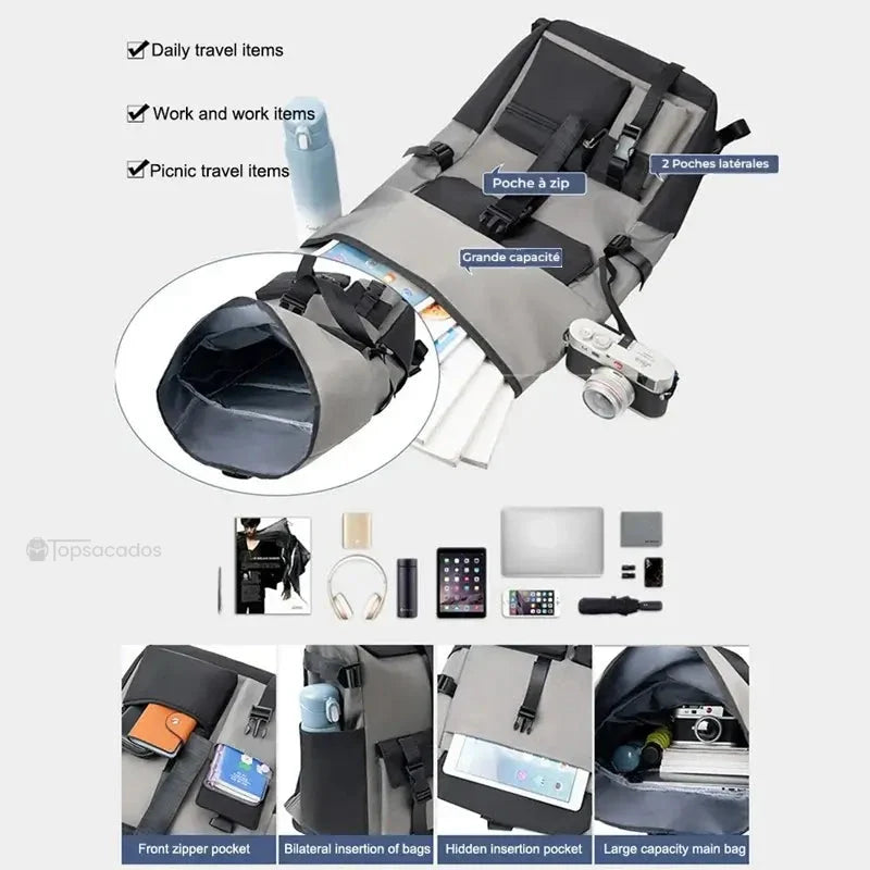 Sac à dos à fermeture enroulable ouvert avec vue sur le contenu : gourde, tablette, livres et appareil photo, illustrant sa grande capacité et ses rangements multiples.