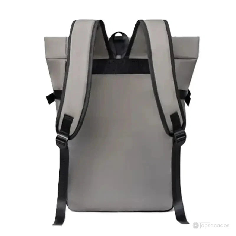 Sac à dos à fermeture enroulable vu de dos, montrant les bretelles rembourrées et les attaches réglables pour un port confortable et ergonomique.