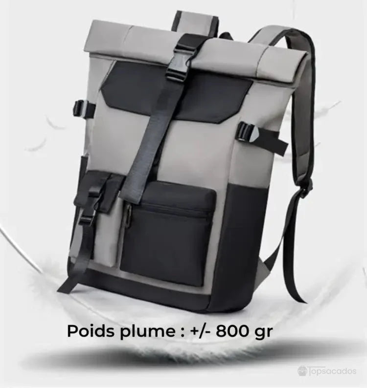 Sac à dos à fermeture enroulable mis en avant avec l’indication 'poids plume +/- 800 gr', flottant au-dessus d’un fond doux pour symboliser sa légèreté.
