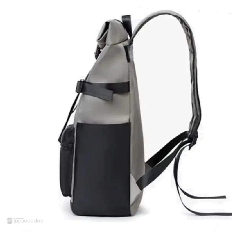 Sac à dos à fermeture enroulable vu de profil, montrant la profondeur du sac, la sangle de compression latérale et la poche latérale noire, sur fond blanc.