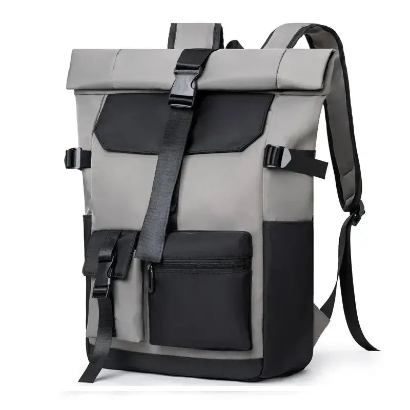 Sac à dos à fermeture enroulable gris et noir présenté en vue latérale sur fond blanc, mettant en avant sa boucle frontale et ses poches extérieures.