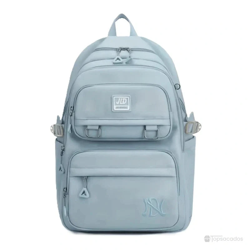 Sac à dos fille bleu pastel avec multiples compartiments visibles de face, idéal pour l’école ou les loisirs