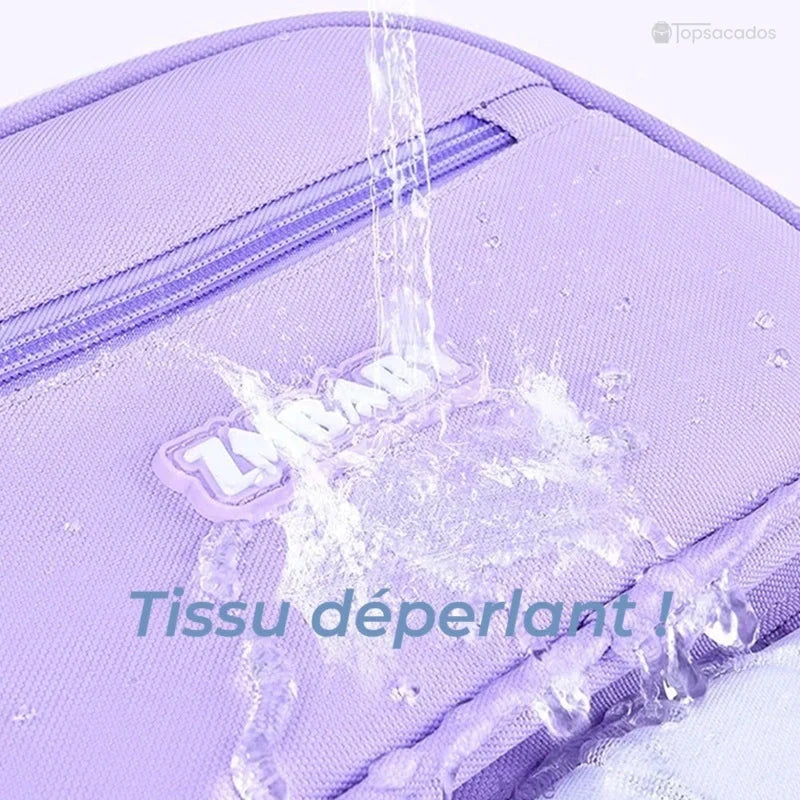 Sac à dos fille CP violet avec tissu déperlant sur le dessus, jet d'eau visible pour illustrer la protection