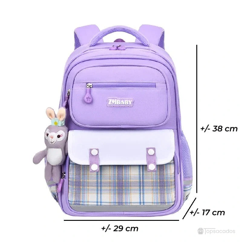 Sac à dos fille CP violet avec dimensions indiquées en centimètres, vue de face avec peluche attachée