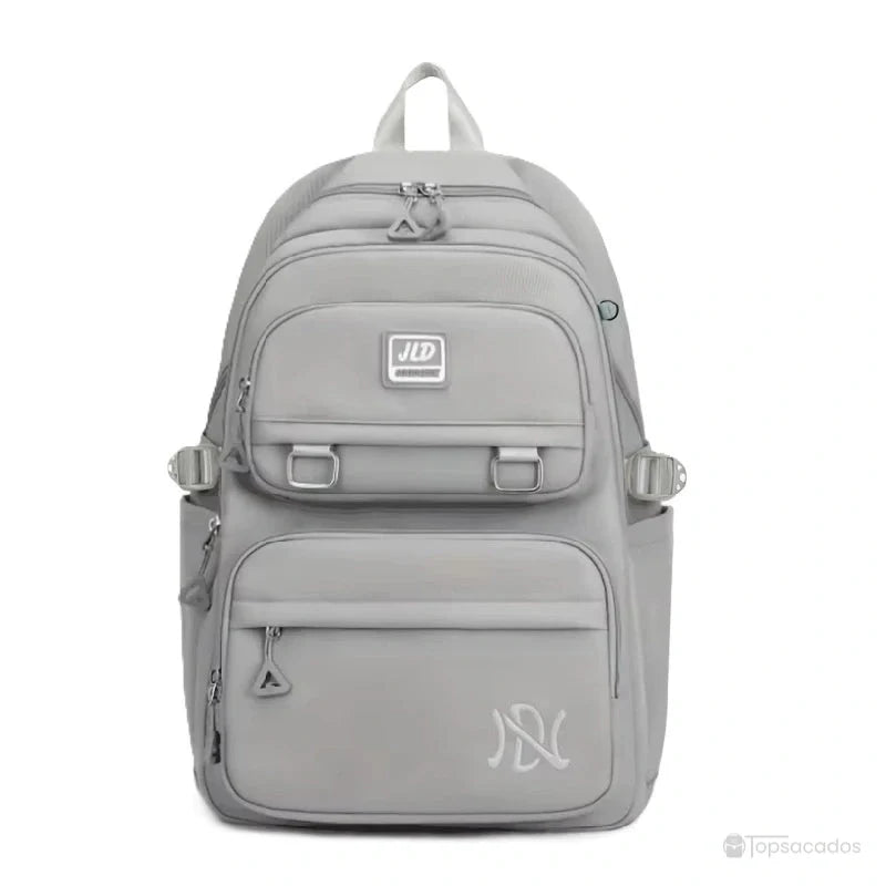 Sac à dos fille gris clair avec design épuré, poches à fermeture et logo brodé en façade