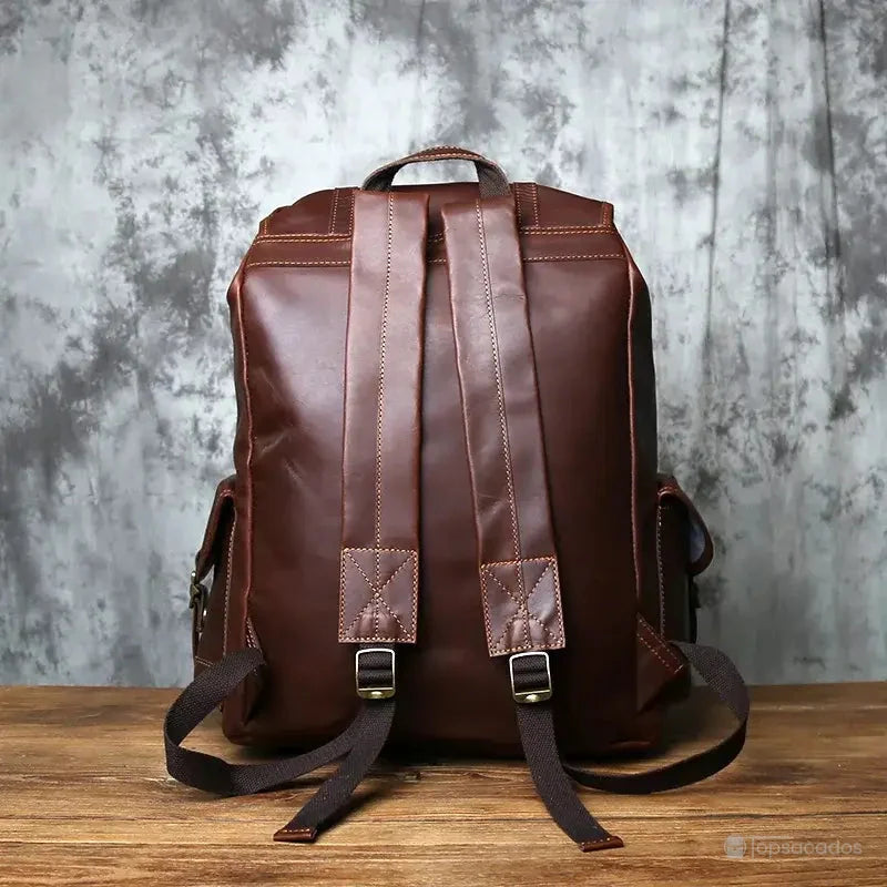 Sac à dos homme cuir brun foncé vu de dos avec bretelles épaisses et couture renforcée