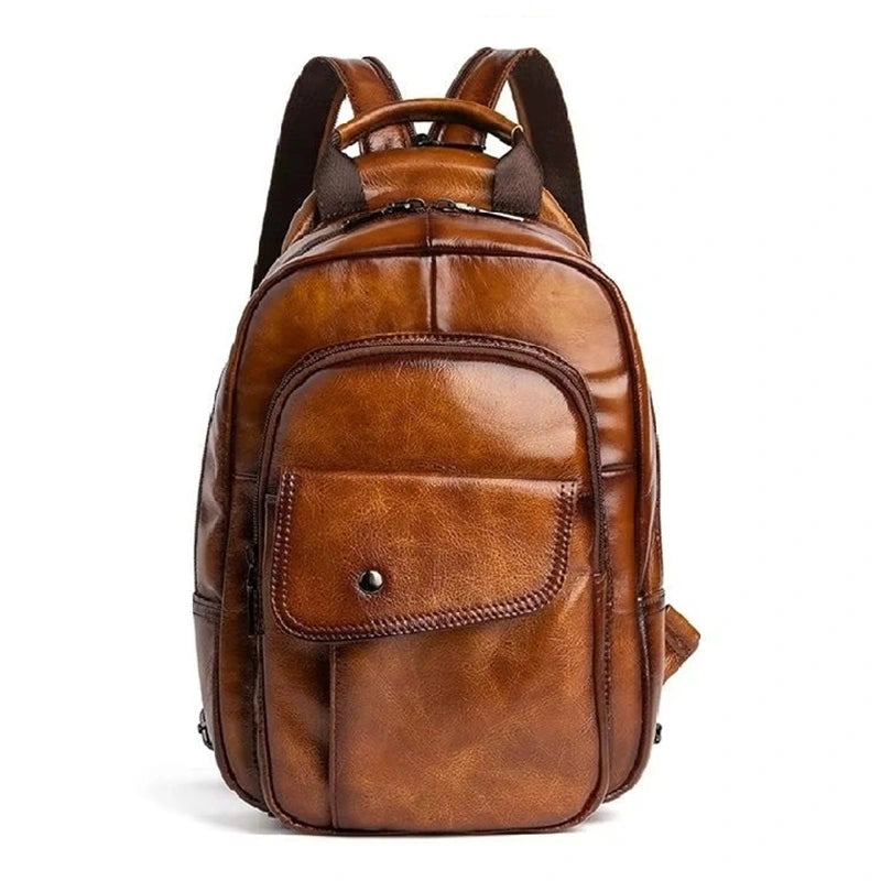 Sac à dos homme cuir de vachette marron foncé présenté de face avec poches zippées, sur fond blanc.