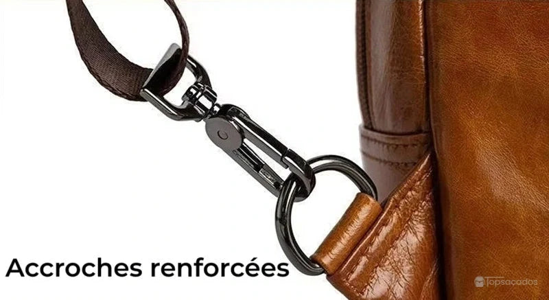 Sac à dos homme cuir de vachette gros plan sur mousquetons renforcés en métal noir pour attaches solides, sur fond blanc.