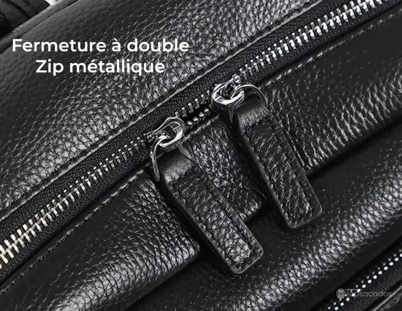 Sac à dos homme cuir - gros plan sur la double fermeture éclair métallique résistante avec tirettes en cuir noir.