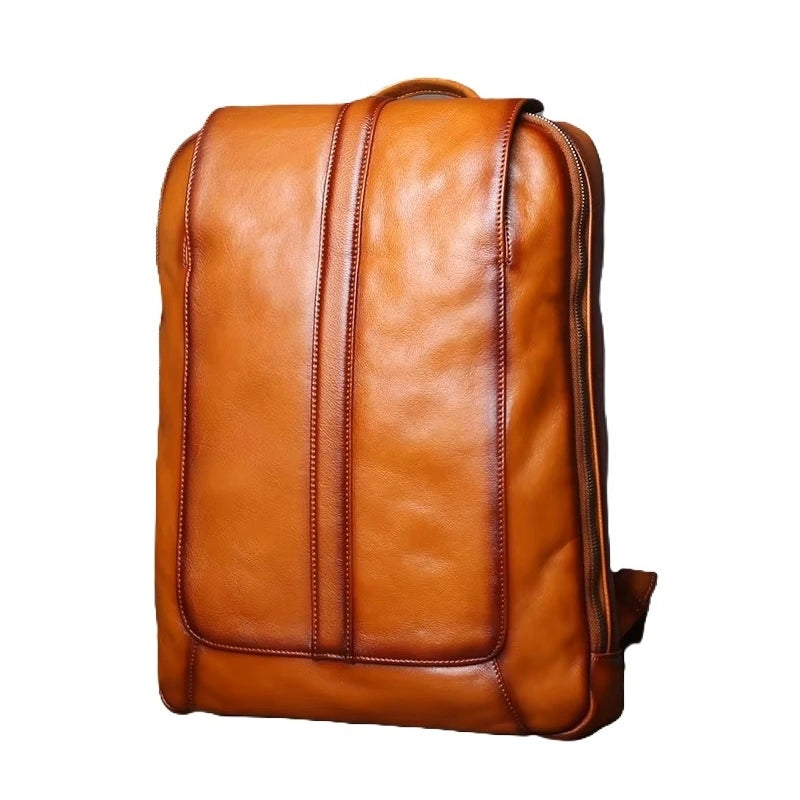 Sac à dos homme cuir marron photographié de trois-quarts sur fond clair, mettant en avant la texture douce et la coupe soignée.