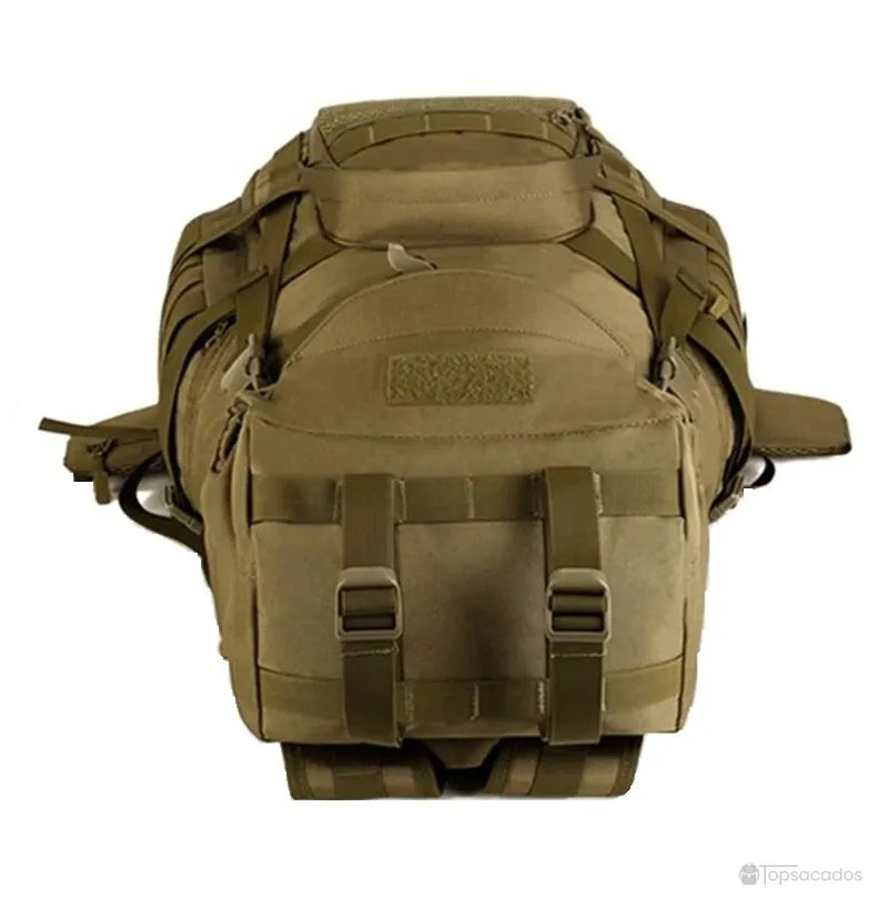 Sac à dos homme voyage vu de dessus en position allongée, montrant les sangles de compression et la poche supérieure