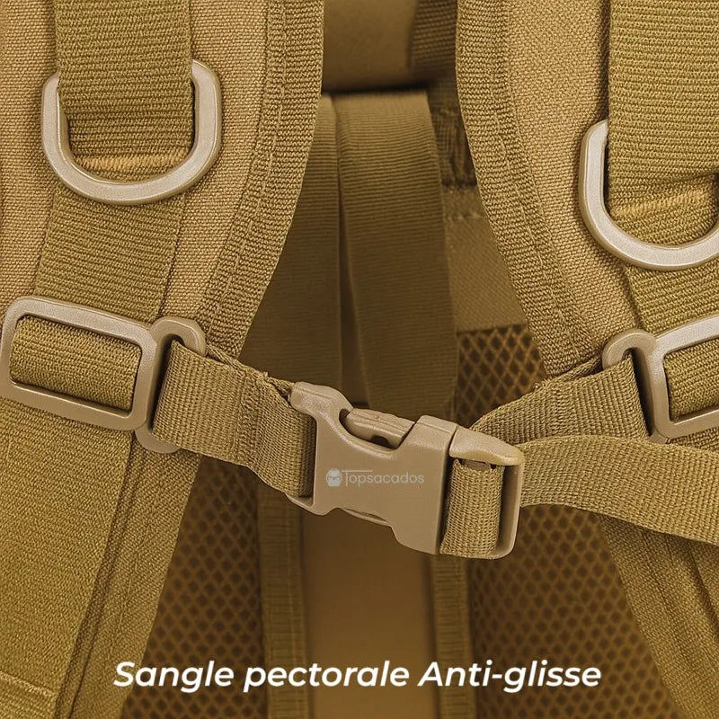 Sac à dos homme voyage vue rapprochée de la sangle pectorale anti-glisse, maintien optimal en mouvement