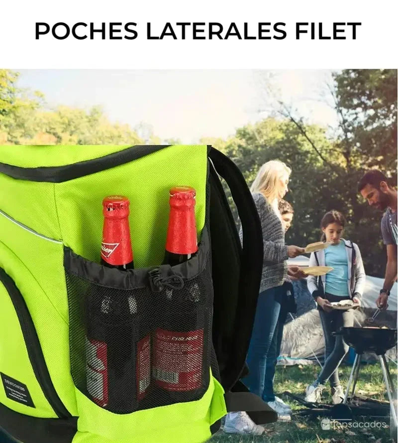 Sac à dos isotherme avec poches latérales en filet contenant des bouteilles, utilisé lors d’un barbecue en plein air en famille.