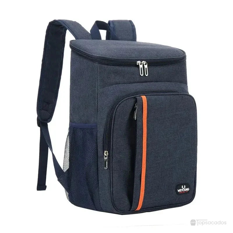 Sac à dos isotherme repas bleu foncé avec bande orange sur la poche frontale, deux fermetures éclair métalliques sur le dessus et filet latéral, sur fond neutre.