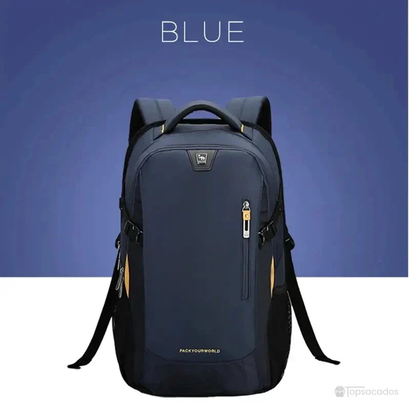 sac a dos lycee garcon bleu foncé présenté sur fond bleu, équipé d’un compartiment principal zippé pour classeurs et fournitures