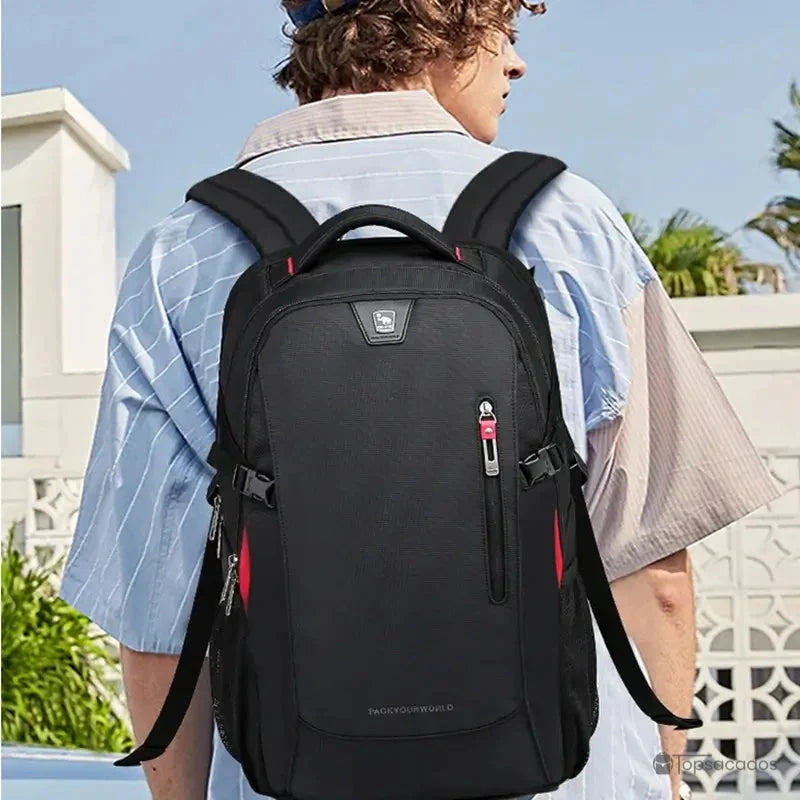 sac a dos lycee garcon noir vu de dos sur un adolescent en chemise estivale, dans un environnement extérieur ensoleillé