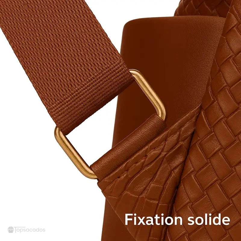 Sac à dos marron Femme avec zoom sur l’attache métallique dorée et la couture renforcée de la sangle pour une fixation solide.