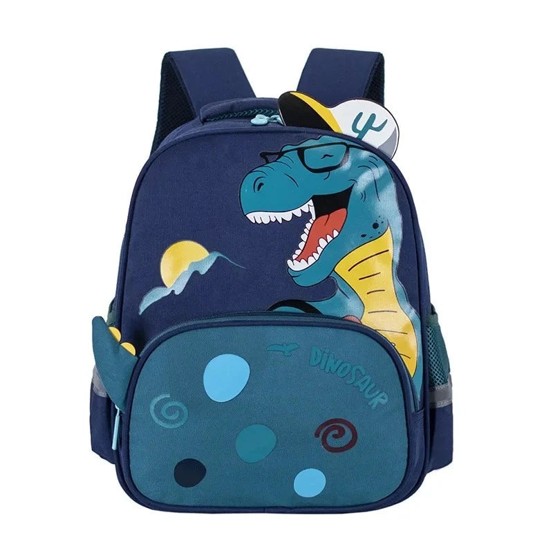 Sac à dos maternelle dinosaure bleu avec imprimé T-Rex souriant, lunettes rigolotes et fond de coucher de soleil, parfait pour les tout-petits.
