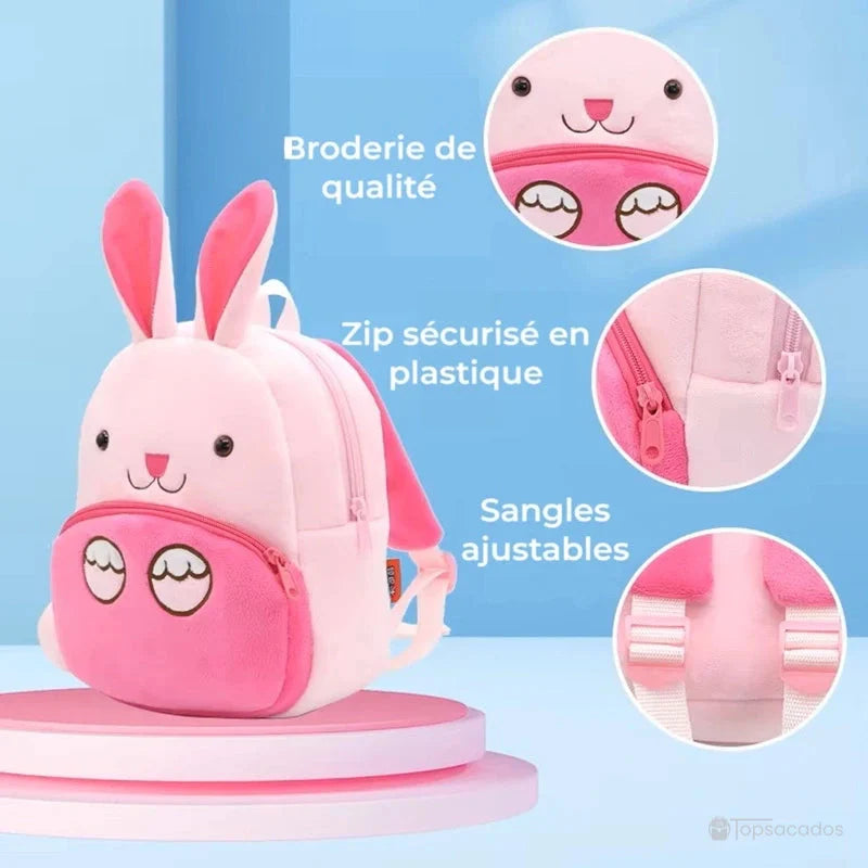 Sac à dos maternelle fille rose en forme de lapin avec focus sur broderie, zip sécurisé et bretelles ajustables, sur fond bleu clair.