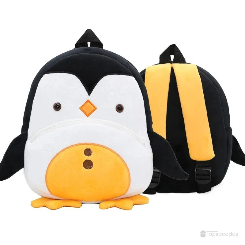Sac à dos maternelle fille en peluche noir et blanc en forme de pingouin avec ventre jaune et ailes latérales, parfait pour la crèche ou les sorties.