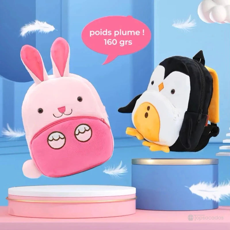 Sac à dos maternelle fille en forme de lapin rose et de pingouin présenté dans un décor léger avec texte indiquant un poids plume de 160 grammes.