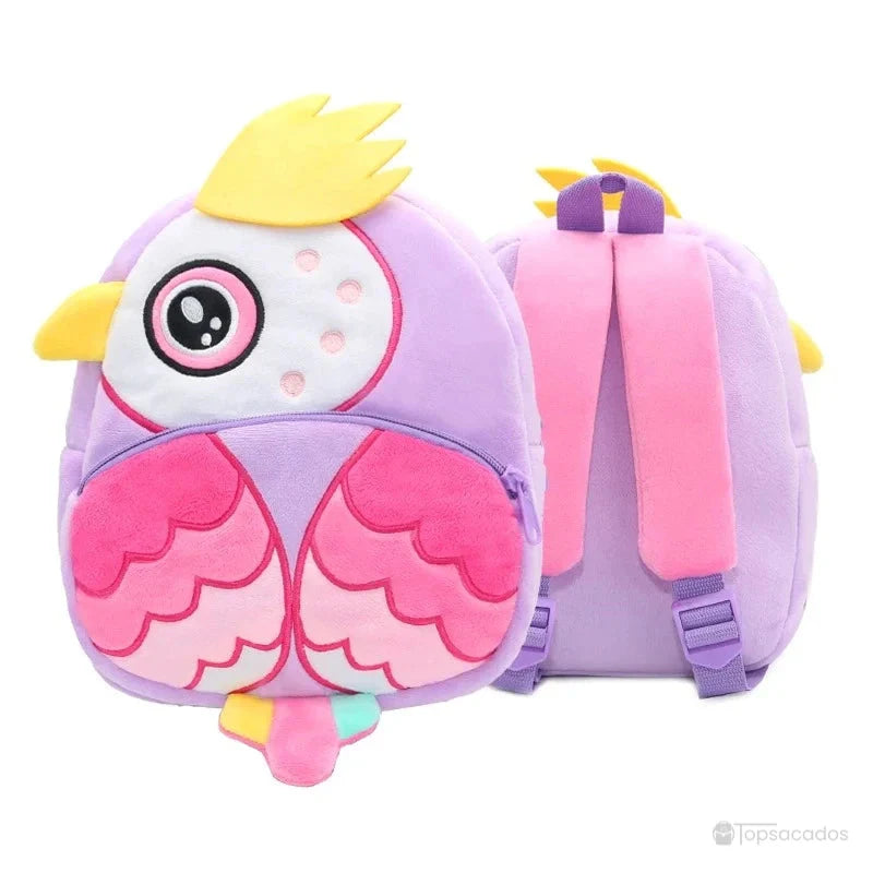 Sac à dos maternelle fille en peluche violette représentant une chouette colorée avec ailes roses et crête jaune, parfait pour les jeunes enfants.