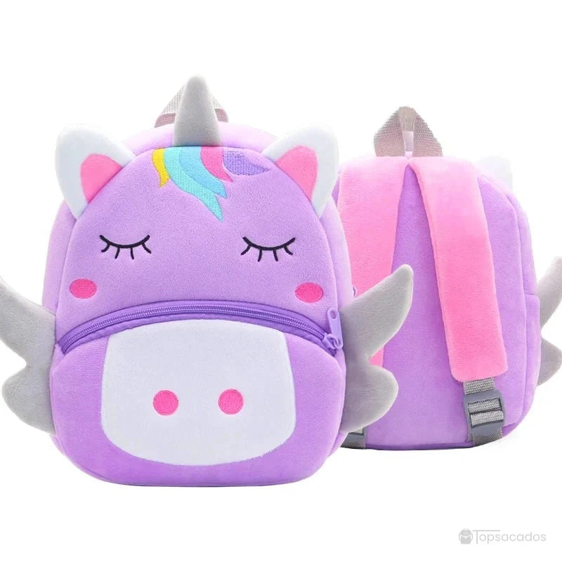 Sac à dos maternelle fille violet en peluche représentant une licorne aux yeux fermés, avec crinière arc-en-ciel et ailes grises douces.