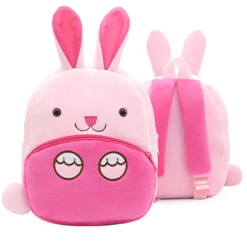 Sac à dos maternelle fille en peluche rose clair en forme de lapin avec grandes oreilles et poche frontale rose vive à motif yeux fermés.