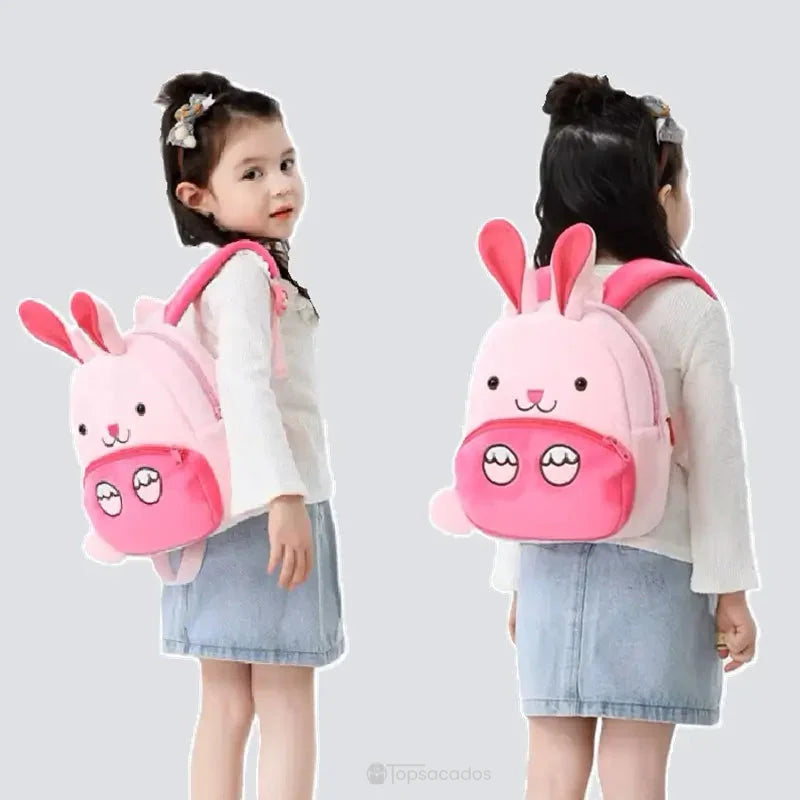 Sac à dos maternelle fille rose en forme de lapin porté par une petite fille vue de face et de dos, idéal pour illustrer le confort et la taille du sac.