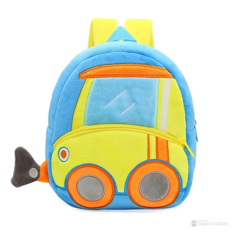 Sac à dos maternelle garçon en peluche bleue et jaune en forme de voiture avec fenêtres brodées et roues colorées, idéal pour la crèche ou l’école maternelle.