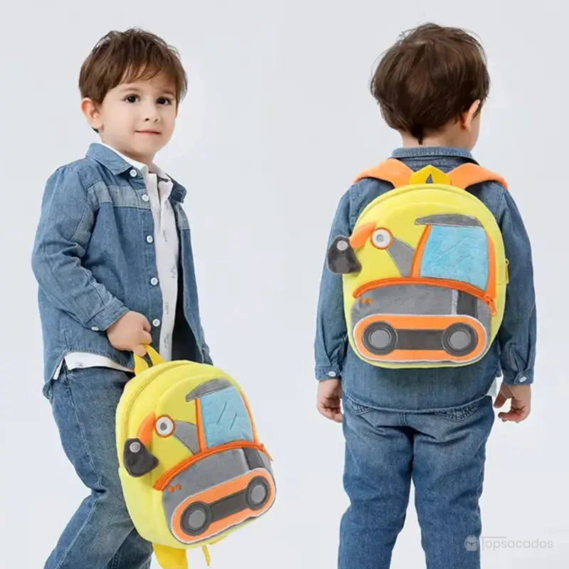 Sac à dos maternelle garçon porté par un enfant vu de face et de dos, avec motif de véhicule jaune et orange, ambiance studio.