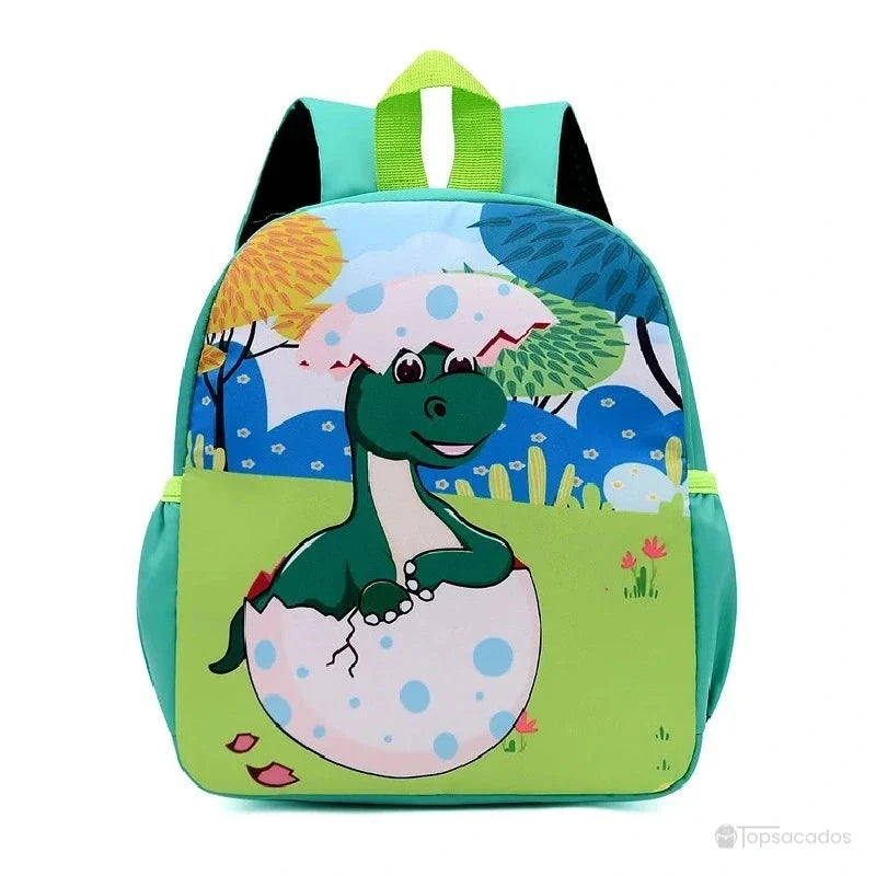 Sac à dos maternelle vert avec dinosaure sortant d’un œuf, décor coloré de forêt et de ciel nuageux, ambiance ludique