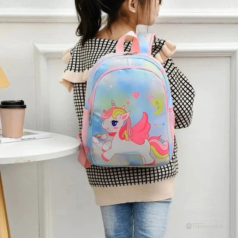 Sac à dos maternelle licorne ou sirene porté par une fillette en intérieur, mettant en valeur la taille et le confort du port