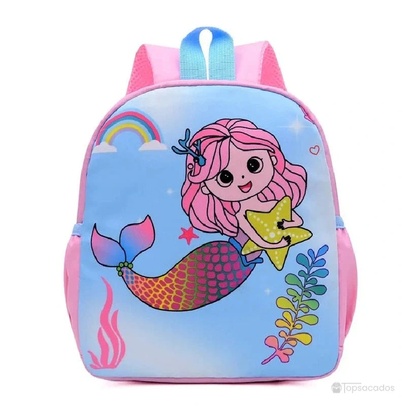 Sac à dos maternelle sirène rose et arc-en-ciel sur fond bleu clair, décoré d’étoiles, d’algues et d’un poisson coloré