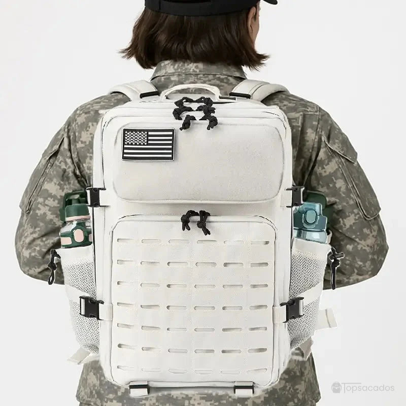 Sac à dos Militaire femme blanc porté sur le dos, format compact et confortable