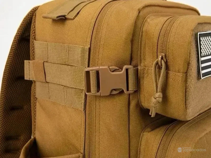 sac a dos militaire avec zoom sur la boucle latérale de compression et sangles MOLLE renforcées