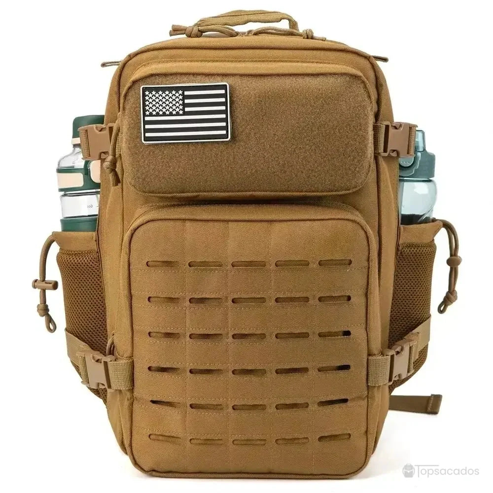 sac a dos militaire avec patch américain, poches latérales pour gourdes et design tactique complet, vu de face