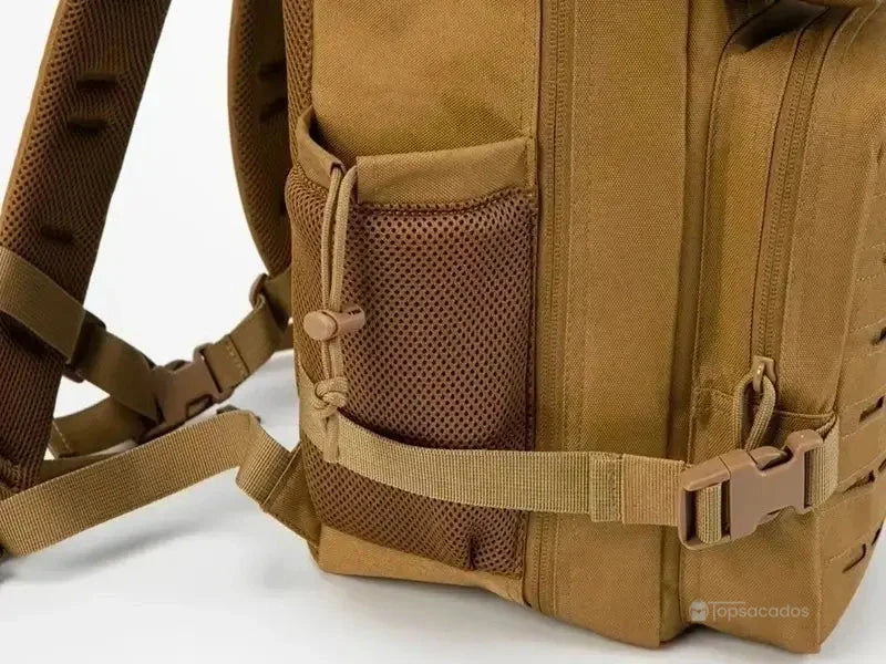 sac a dos militaire avec poche latérale en filet contenant une bouteille, vu en gros plan