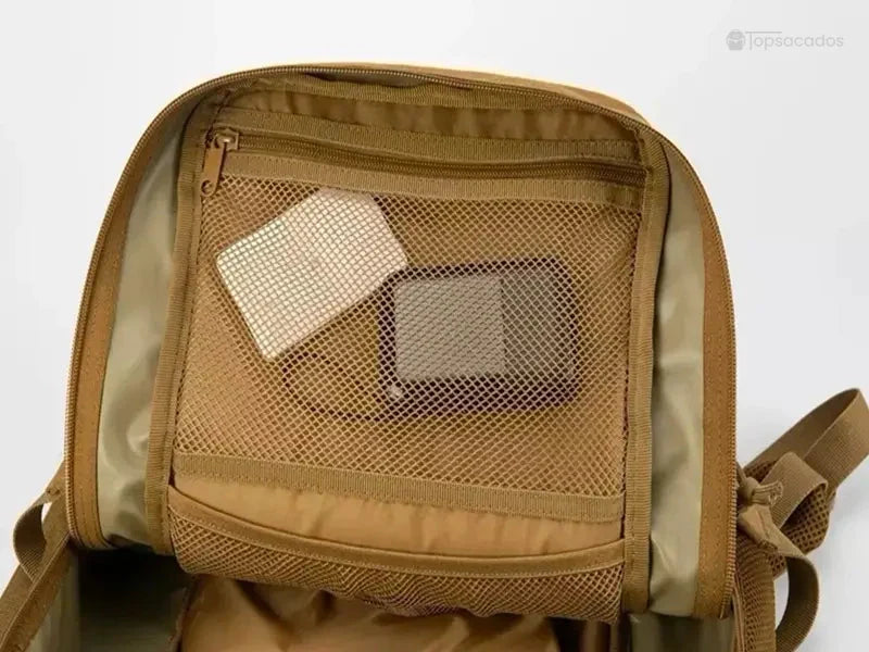 sac a dos militaire avec compartiment intérieur filet contenant des petits objets, vu de dessus