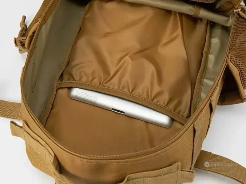 sac a dos militaire avec compartiment principal ouvert, montrant un espace prévu pour ordinateur portable