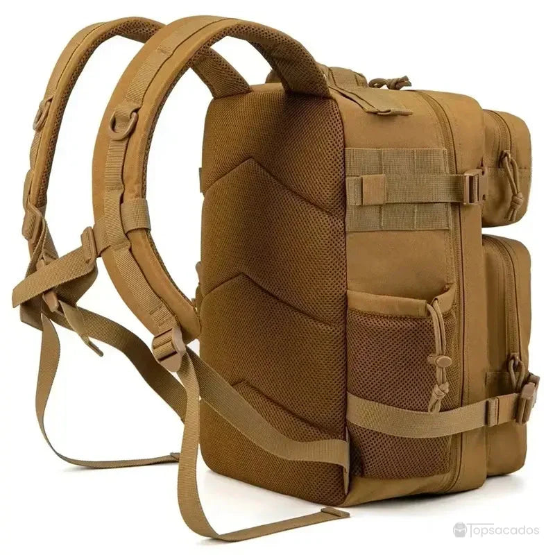 sac a dos militaire vu de profil, montrant les bretelles ergonomiques et les sangles de maintien latérales