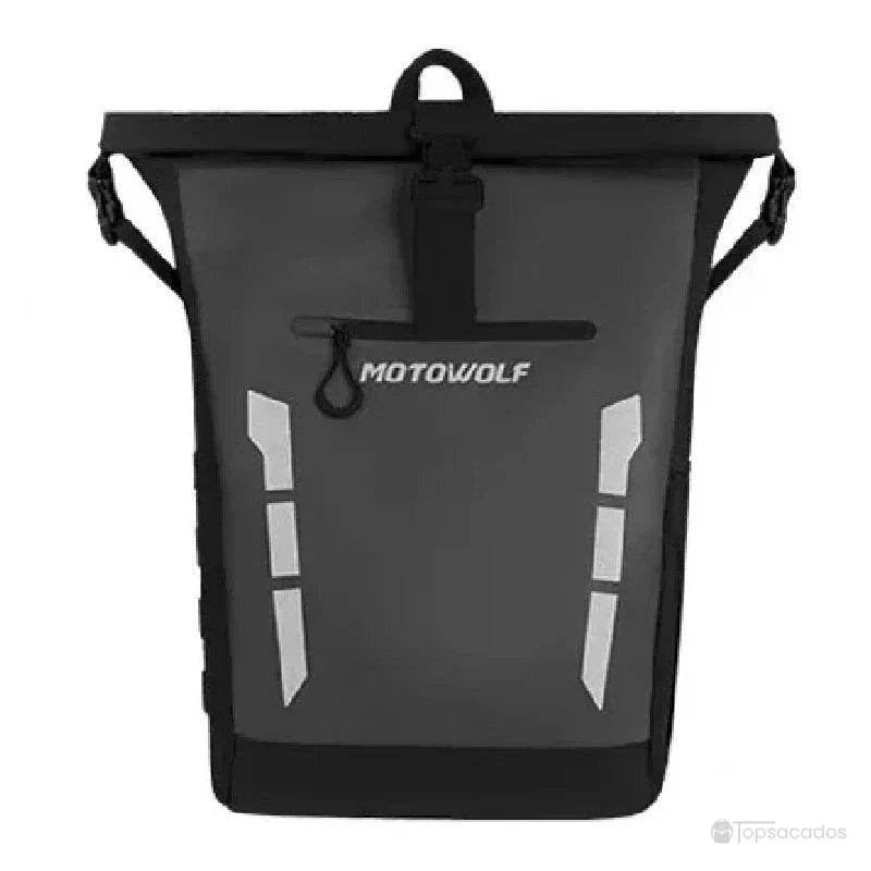 Sac à dos motard noir vu de face avec fermeture à enroulement, bandes réfléchissantes et poche zippée.