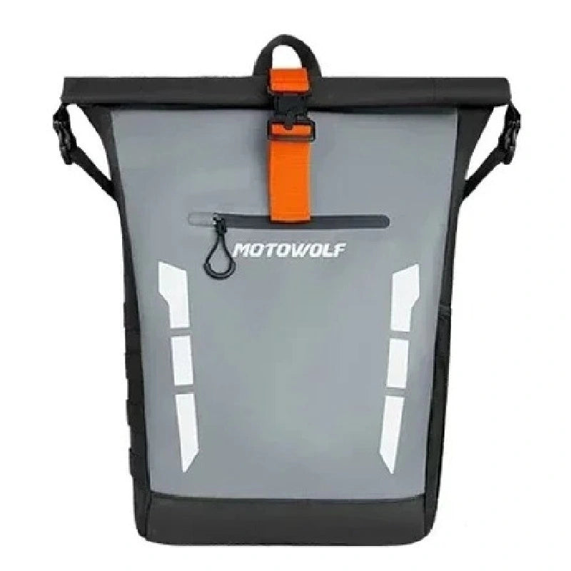 Sac à dos motard gris clair avec attache orange, bandes réfléchissantes verticales et fermeture sécurisée.