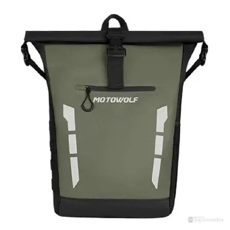 Sac à dos motard vert kaki avec fermeture à enroulement noire et poche frontale zippée, fond blanc neutre.
