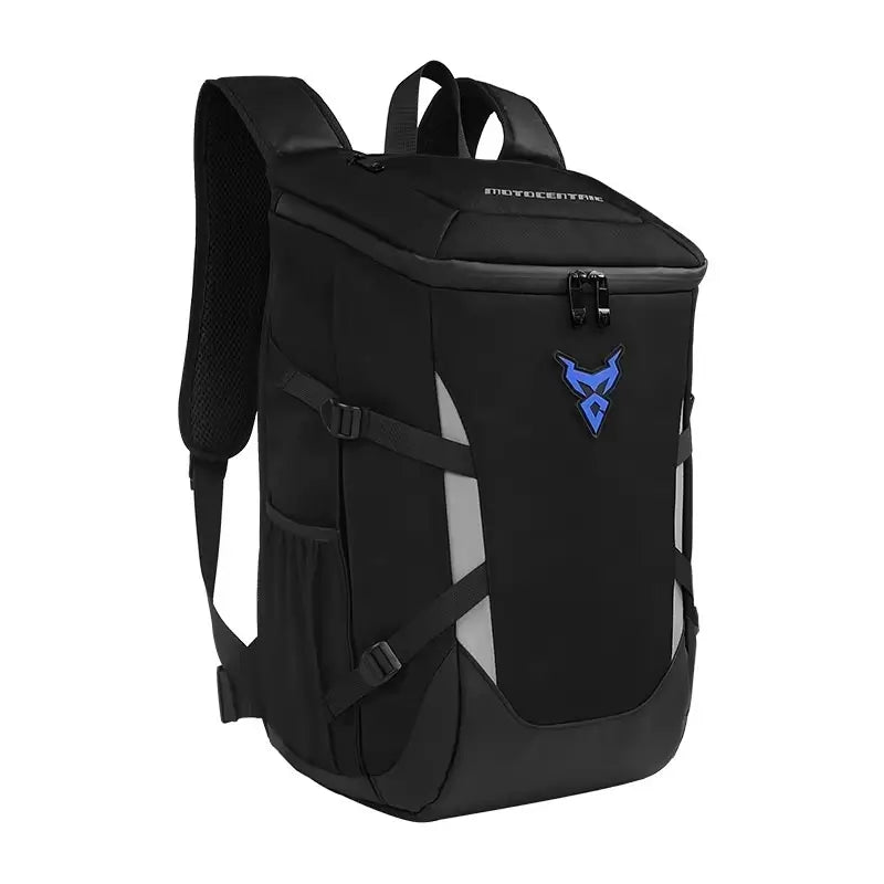 Sac à dos moto étanche noir vu de face sur fond neutre, logo bleu visible, avec bretelles épaisses et poche frontale zippée, adapté à la moto.