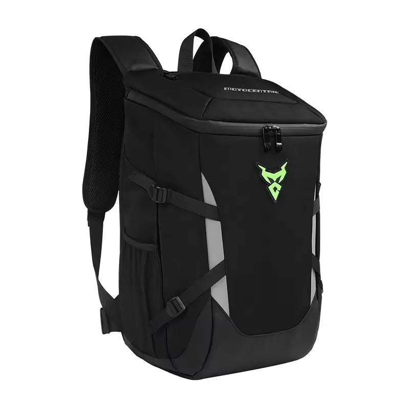 Sac a dos moto étanche noir avec logo vert, photographié de biais sur fond clair, avec fermeture zippée supérieure et bandes latérales visibles.