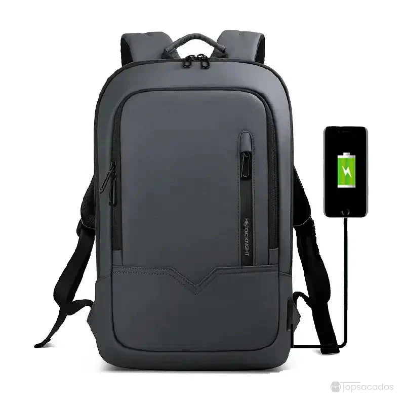 Sac à dos ordinateur 17 pouces gris foncé avec port USB intégré, parfait pour recharger un smartphone en déplacement.
