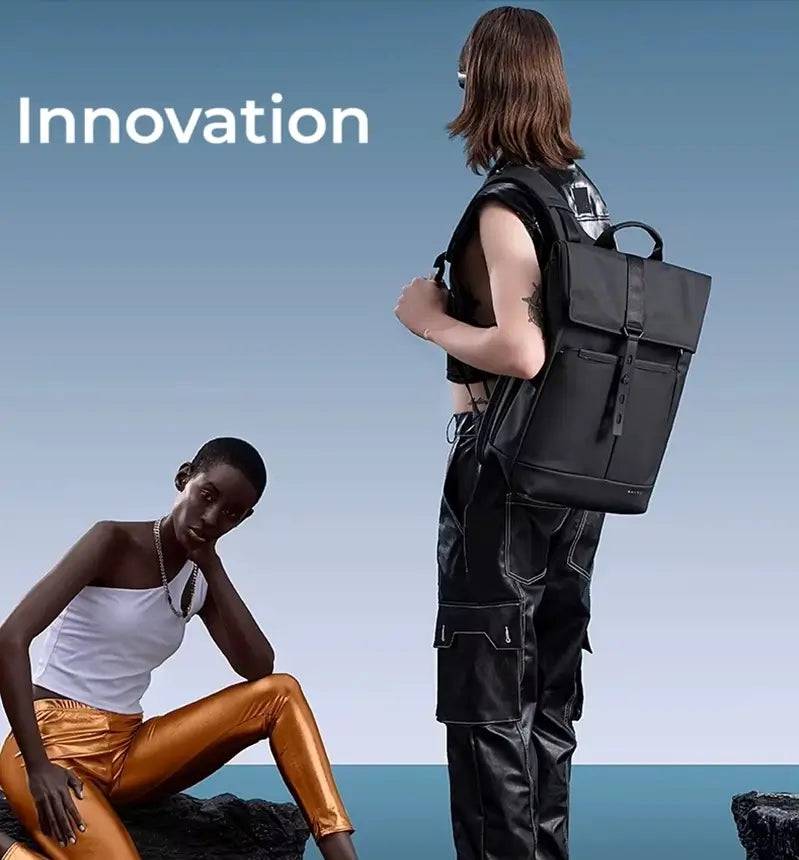 Sac à dos ordinateur étanche porté par deux modèles homme et femme, idéal pour un look urbain et innovant.