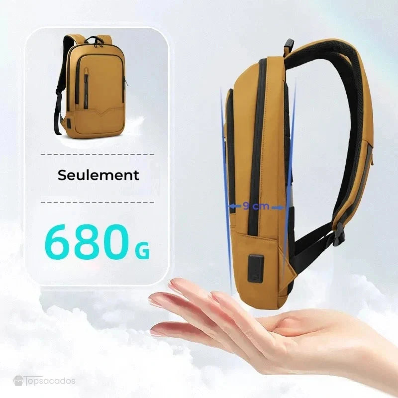 sac à dos ordinateur femme 15,6 pouces jaune léger de 680 grammes, tenu au-dessus d’une main, avec nuages en fond