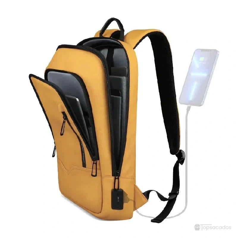 sac à dos ordinateur femme 15,6 pouces jaune avec ports USB visibles et poches ouvertes contenant un ordinateur portable, en fond neutre